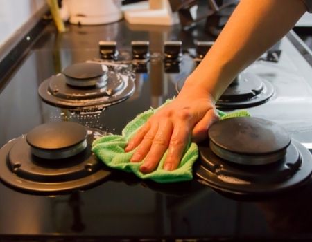 cleaning an oven